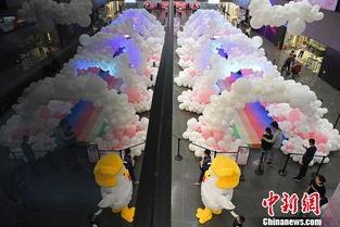 成人气球服装秀视频,空中漫步的时尚盛宴